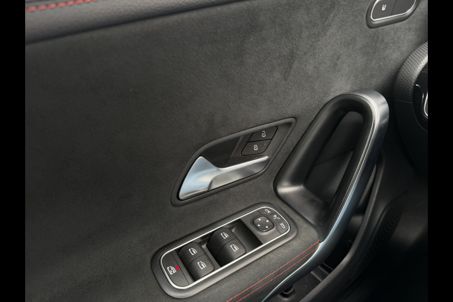 Mercedes-Benz CLA-Klasse Shooting Brake 250 e AMG Line | Panoramadak | Elek. Trekhaak | Sfeerverlichting | Widescreen | Carplay | LED