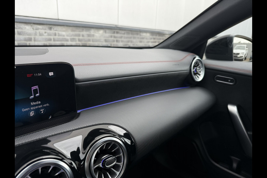 Mercedes-Benz CLA-Klasse Shooting Brake 250 e AMG Line | Panoramadak | Elek. Trekhaak | Sfeerverlichting | Widescreen | Carplay | LED