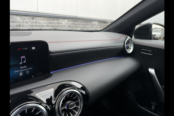 Mercedes-Benz CLA-Klasse Shooting Brake 250 e AMG Line | Panoramadak | Elek. Trekhaak | Sfeerverlichting | Widescreen | Carplay | LED