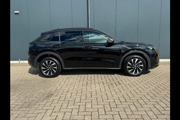 Volkswagen T-Roc 1.5 eTsi * Nieuw model * Hoogglans R-Line Look * 10.000KM! * Parkeercamera * Navigatie *