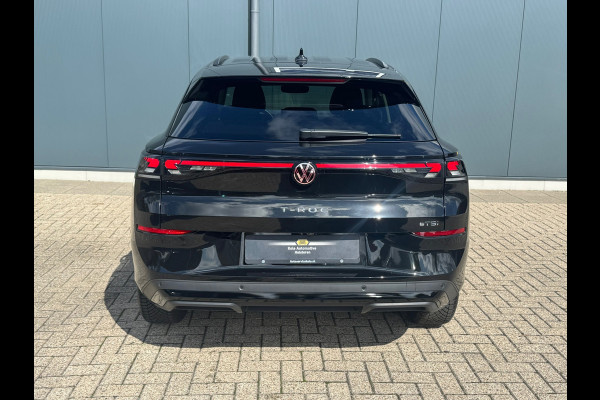 Volkswagen T-Roc 1.5 eTsi * Nieuw model * Hoogglans R-Line Look * 10.000KM! * Parkeercamera * Navigatie *