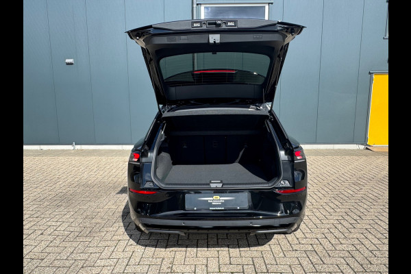 Volkswagen T-Roc 1.5 eTsi * Nieuw model * Hoogglans R-Line Look * 10.000KM! * Parkeercamera * Navigatie *
