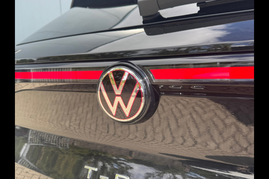 Volkswagen T-Roc 1.5 eTsi * Nieuw model * Hoogglans R-Line Look * 10.000KM! * Parkeercamera * Navigatie *
