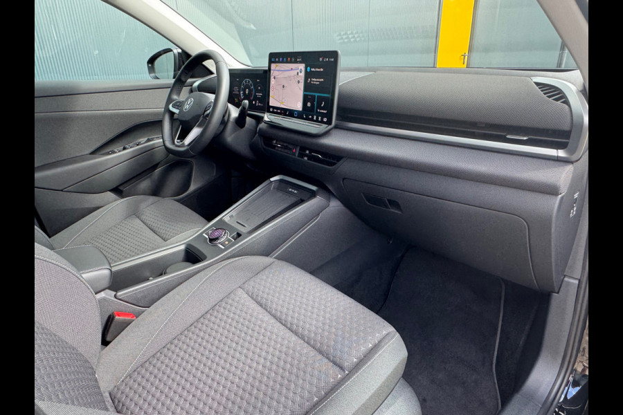 Volkswagen T-Roc 1.5 eTsi * Nieuw model * Hoogglans R-Line Look * 10.000KM! * Parkeercamera * Navigatie *