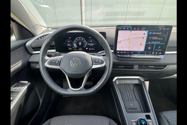 Volkswagen T-Roc 1.5 eTsi * Nieuw model * Hoogglans R-Line Look * 10.000KM! * Parkeercamera * Navigatie *