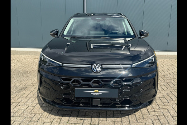Volkswagen T-Roc 1.5 eTsi * Nieuw model * Hoogglans R-Line Look * 10.000KM! * Parkeercamera * Navigatie *