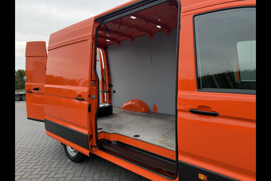 Volkswagen Crafter 35 2.0 TDI 177 PK / L3H3 / CAMERA / CRUISE / 3.5 TON TREKKEN / 3-ZITS / AIRCO / CARPLAY / GEVEERDE STOEL / 3500 KG AHG