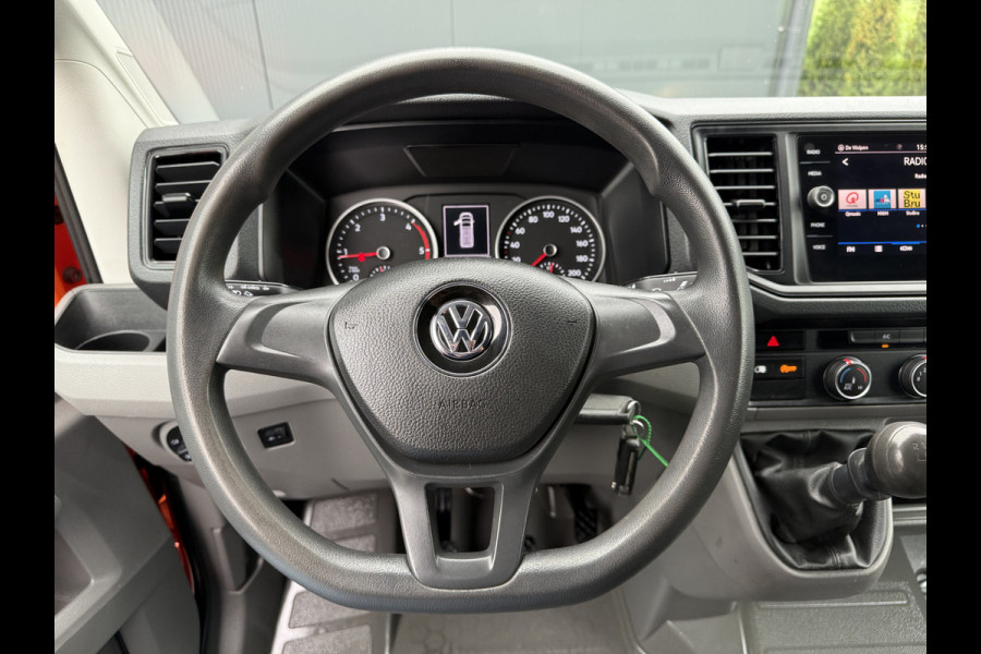 Volkswagen Crafter 35 2.0 TDI 177 PK / L3H3 / CAMERA / CRUISE / 3.5 TON TREKKEN / 3-ZITS / AIRCO / CARPLAY / GEVEERDE STOEL / 3500 KG AHG