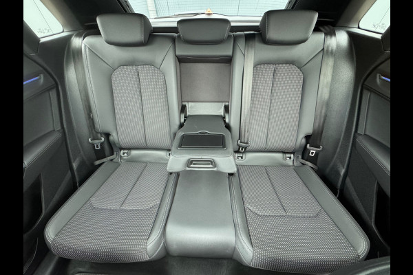 Audi Q3 35 TFSI S Line Edition * Panoramadak * Trekhaak * Stoelverwarming * Parkeercamera *
