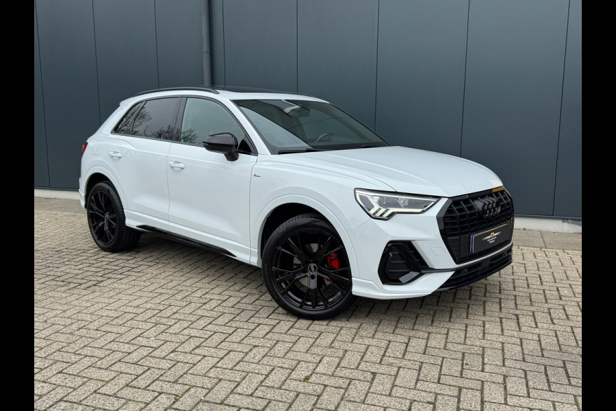 Audi Q3 35 TFSI S Line Edition * Panoramadak * Trekhaak * Stoelverwarming * Parkeercamera *