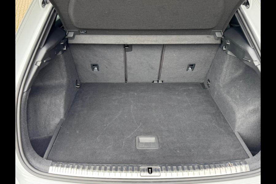 Audi Q3 35 TFSI S Line Edition * Panoramadak * Trekhaak * Stoelverwarming * Parkeercamera *