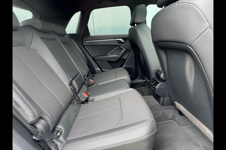 Audi Q3 35 TFSI S Line Edition * Panoramadak * Trekhaak * Stoelverwarming * Parkeercamera *