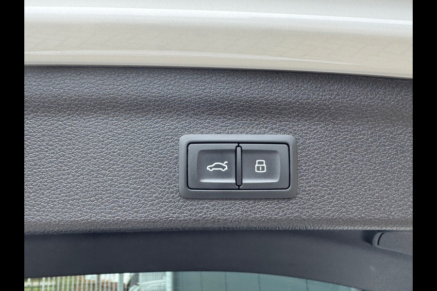 Audi Q3 35 TFSI S Line Edition * Panoramadak * Trekhaak * Stoelverwarming * Parkeercamera *