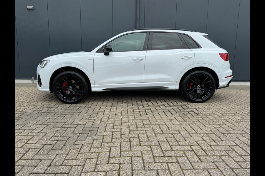 Audi Q3 35 TFSI S Line Edition * Panoramadak * Trekhaak * Stoelverwarming * Parkeercamera *