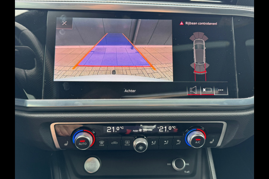 Audi Q3 35 TFSI S Line Edition * Panoramadak * Trekhaak * Stoelverwarming * Parkeercamera *