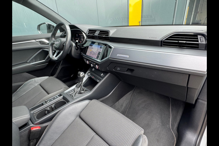 Audi Q3 35 TFSI S Line Edition * Panoramadak * Trekhaak * Stoelverwarming * Parkeercamera *