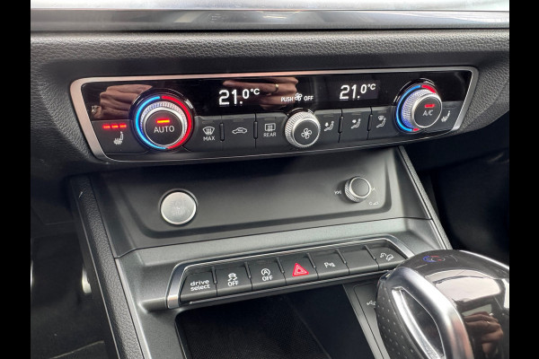 Audi Q3 35 TFSI S Line Edition * Panoramadak * Trekhaak * Stoelverwarming * Parkeercamera *