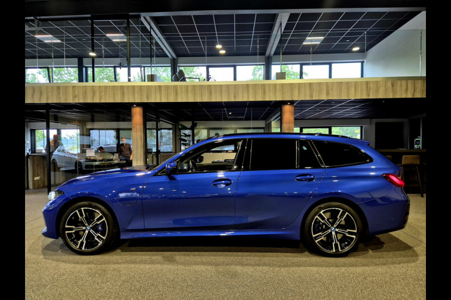 BMW 3 Serie Touring 330e xDrive M-Sport | Panorama | HUD | Full optie
