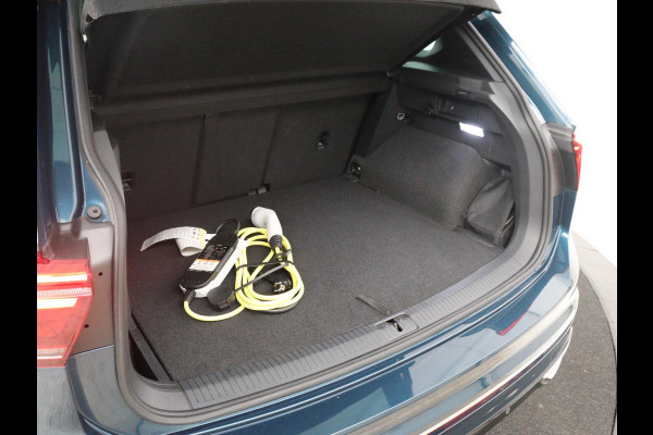 Volkswagen Tiguan 1.4 TSi PHEV R-Line Life Edition | SOH 91,0% | Panoramadak | Memory | Leder | Stuur/stoel verwarming | Adaptive cruise | Sfeerverlichting | 360 camera | Park assist | Carplay | Elektrische achterklep