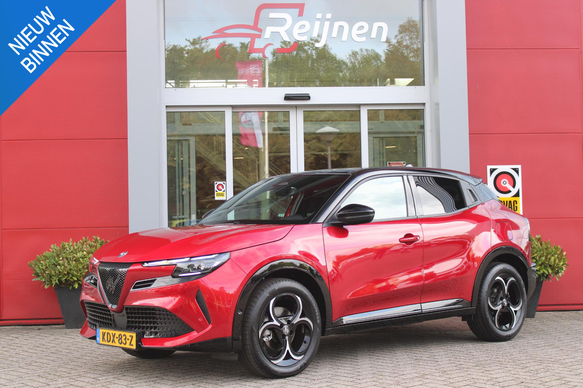 Alfa Romeo junior 1.2 145PK AUTOMAAT Hybrid IBRIDA TI | PACK TECH LITE: (LED MATRIX KOPLAMPEN, DODEHOEK DETECTIE, ELEKTRISCH BEDIENBARE ACHTERKLEP, KEYLESS ENTRY, ACHTERUITRIJ CAMERA, PARKEERSENSOREN VOOR ACHTER EN ZIJKANT, DRAADLOZE TELEFOONLADER, LANE ASSIST, ADAPTIVE CRUISE CONTROL) | PACK TI: (ELEKTRISCH BEDIENBARE BESTUUDERSSTOEL, VERKEERSBORDEN WEERGAVE, GETINTE ACHTERRUITEN, SFEER VERLICHTING, GLANZEND ZWARTE BODYKIT, 10,25" TOUCHSCREEN, LEDEREN STUURWIEL, VERSTELBARE KOFFERVLOER OP 3 NIVEAUS) | 18" LICHTMETALEN VELGEN "FORI" | BRERA RED MET ZWART DAK | DRAADLOZE APPLE CARPLAY/AN