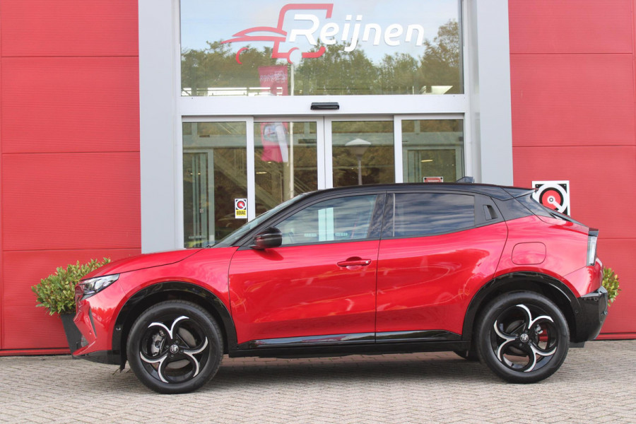 Alfa Romeo junior 1.2 145PK AUTOMAAT Hybrid IBRIDA TI | PACK TECH LITE: (LED MATRIX KOPLAMPEN, DODEHOEK DETECTIE, ELEKTRISCH BEDIENBARE ACHTERKLEP, KEYLESS ENTRY, ACHTERUITRIJ CAMERA, PARKEERSENSOREN VOOR ACHTER EN ZIJKANT, DRAADLOZE TELEFOONLADER, LANE ASSIST, ADAPTIVE CRUISE CONTROL) | PACK TI: (ELEKTRISCH BEDIENBARE BESTUUDERSSTOEL, VERKEERSBORDEN WEERGAVE, GETINTE ACHTERRUITEN, SFEER VERLICHTING, GLANZEND ZWARTE BODYKIT, 10,25" TOUCHSCREEN, LEDEREN STUURWIEL, VERSTELBARE KOFFERVLOER OP 3 NIVEAUS) | 18" LICHTMETALEN VELGEN "FORI" | BRERA RED MET ZWART DAK | DRAADLOZE APPLE CARPLAY/AN