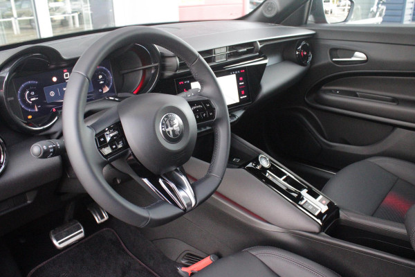 Alfa Romeo junior 1.2 145PK AUTOMAAT Hybrid IBRIDA TI | PACK TECH LITE: (LED MATRIX KOPLAMPEN, DODEHOEK DETECTIE, ELEKTRISCH BEDIENBARE ACHTERKLEP, KEYLESS ENTRY, ACHTERUITRIJ CAMERA, PARKEERSENSOREN VOOR ACHTER EN ZIJKANT, DRAADLOZE TELEFOONLADER, LANE ASSIST, ADAPTIVE CRUISE CONTROL) | PACK TI: (ELEKTRISCH BEDIENBARE BESTUUDERSSTOEL, VERKEERSBORDEN WEERGAVE, GETINTE ACHTERRUITEN, SFEER VERLICHTING, GLANZEND ZWARTE BODYKIT, 10,25" TOUCHSCREEN, LEDEREN STUURWIEL, VERSTELBARE KOFFERVLOER OP 3 NIVEAUS) | 18" LICHTMETALEN VELGEN "FORI" | BRERA RED MET ZWART DAK | DRAADLOZE APPLE CARPLAY/AN