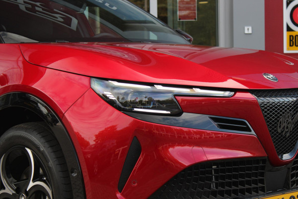 Alfa Romeo junior 1.2 145PK AUTOMAAT Hybrid IBRIDA TI | PACK TECH LITE: (LED MATRIX KOPLAMPEN, DODEHOEK DETECTIE, ELEKTRISCH BEDIENBARE ACHTERKLEP, KEYLESS ENTRY, ACHTERUITRIJ CAMERA, PARKEERSENSOREN VOOR ACHTER EN ZIJKANT, DRAADLOZE TELEFOONLADER, LANE ASSIST, ADAPTIVE CRUISE CONTROL) | PACK TI: (ELEKTRISCH BEDIENBARE BESTUUDERSSTOEL, VERKEERSBORDEN WEERGAVE, GETINTE ACHTERRUITEN, SFEER VERLICHTING, GLANZEND ZWARTE BODYKIT, 10,25" TOUCHSCREEN, LEDEREN STUURWIEL, VERSTELBARE KOFFERVLOER OP 3 NIVEAUS) | 18" LICHTMETALEN VELGEN "FORI" | BRERA RED MET ZWART DAK | DRAADLOZE APPLE CARPLAY/AN