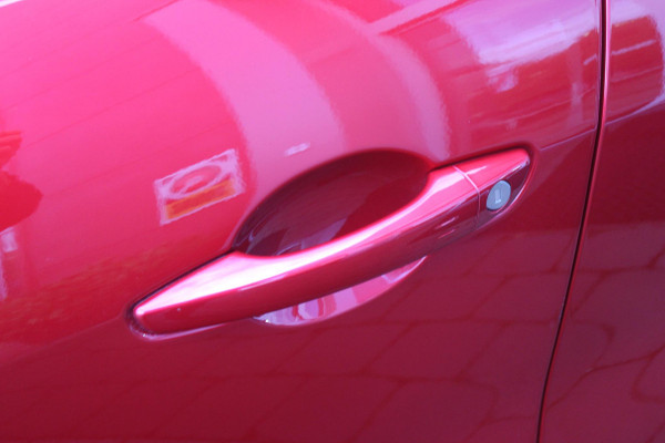 Alfa Romeo junior 1.2 145PK AUTOMAAT Hybrid IBRIDA TI | PACK TECH LITE: (LED MATRIX KOPLAMPEN, DODEHOEK DETECTIE, ELEKTRISCH BEDIENBARE ACHTERKLEP, KEYLESS ENTRY, ACHTERUITRIJ CAMERA, PARKEERSENSOREN VOOR ACHTER EN ZIJKANT, DRAADLOZE TELEFOONLADER, LANE ASSIST, ADAPTIVE CRUISE CONTROL) | PACK TI: (ELEKTRISCH BEDIENBARE BESTUUDERSSTOEL, VERKEERSBORDEN WEERGAVE, GETINTE ACHTERRUITEN, SFEER VERLICHTING, GLANZEND ZWARTE BODYKIT, 10,25" TOUCHSCREEN, LEDEREN STUURWIEL, VERSTELBARE KOFFERVLOER OP 3 NIVEAUS) | 18" LICHTMETALEN VELGEN "FORI" | BRERA RED MET ZWART DAK | DRAADLOZE APPLE CARPLAY/AN