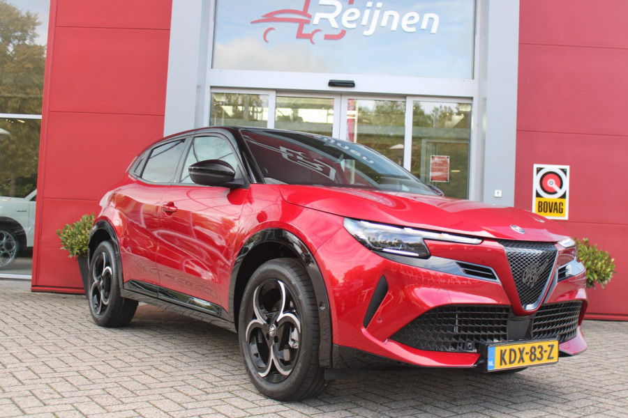 Alfa Romeo junior 1.2 145PK AUTOMAAT Hybrid IBRIDA TI | PACK TECH LITE: (LED MATRIX KOPLAMPEN, DODEHOEK DETECTIE, ELEKTRISCH BEDIENBARE ACHTERKLEP, KEYLESS ENTRY, ACHTERUITRIJ CAMERA, PARKEERSENSOREN VOOR ACHTER EN ZIJKANT, DRAADLOZE TELEFOONLADER, LANE ASSIST, ADAPTIVE CRUISE CONTROL) | PACK TI: (ELEKTRISCH BEDIENBARE BESTUUDERSSTOEL, VERKEERSBORDEN WEERGAVE, GETINTE ACHTERRUITEN, SFEER VERLICHTING, GLANZEND ZWARTE BODYKIT, 10,25" TOUCHSCREEN, LEDEREN STUURWIEL, VERSTELBARE KOFFERVLOER OP 3 NIVEAUS) | 18" LICHTMETALEN VELGEN "FORI" | BRERA RED MET ZWART DAK | DRAADLOZE APPLE CARPLAY/AN