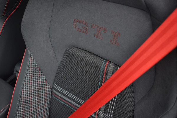 Volkswagen Golf 2.0 TSI GTI Clubsport Edition 50 325pk | Panoramadak