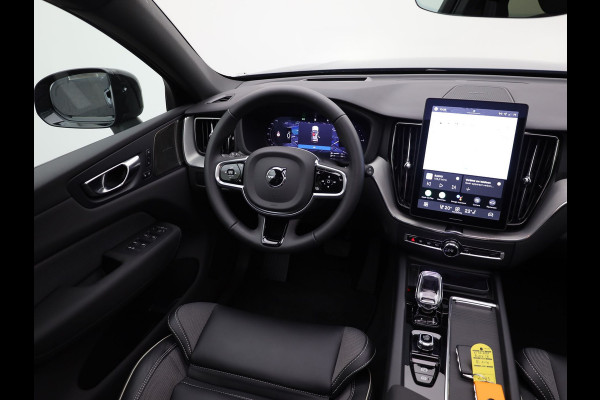 Volvo XC60 2.0 T6 Plug-in hybrid AWD Plus Dark | Trekhaak | Panodak | Dode Hoek | 360 Camera | Harman Kardon | Head Up | Elk. Klep | Prijs Rijklaar!!