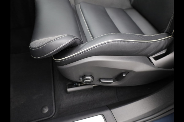Volvo XC60 2.0 T6 Plug-in hybrid AWD Plus Dark | Trekhaak | Panodak | Dode Hoek | 360 Camera | Harman Kardon | Head Up | Elk. Klep | Prijs Rijklaar!!