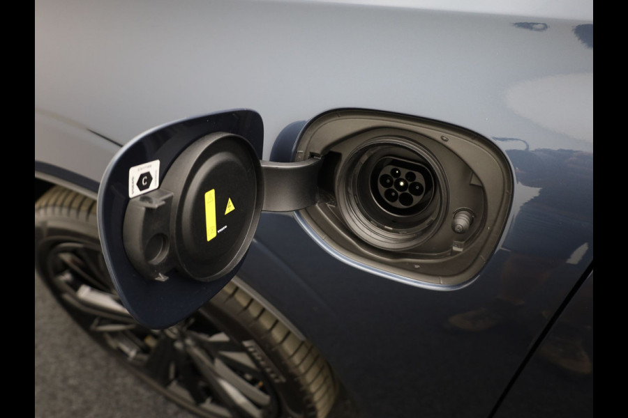Volvo XC60 2.0 T6 Plug-in hybrid AWD Plus Dark | Trekhaak | Panodak | Dode Hoek | 360 Camera | Harman Kardon | Head Up | Elk. Klep | Prijs Rijklaar!!