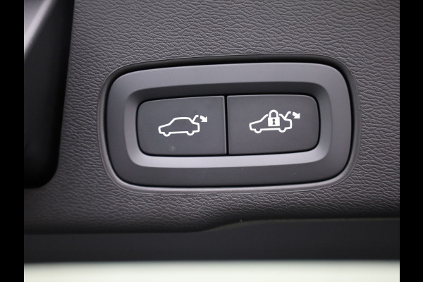 Volvo XC60 2.0 T8 Plug-in hybrid AWD Plus Dark | Trekhaak | Panodak | Dode Hoek | 360 Camera | Harman Kardon | Head Up | Elk. Klep | Prijs Rijklaar!!