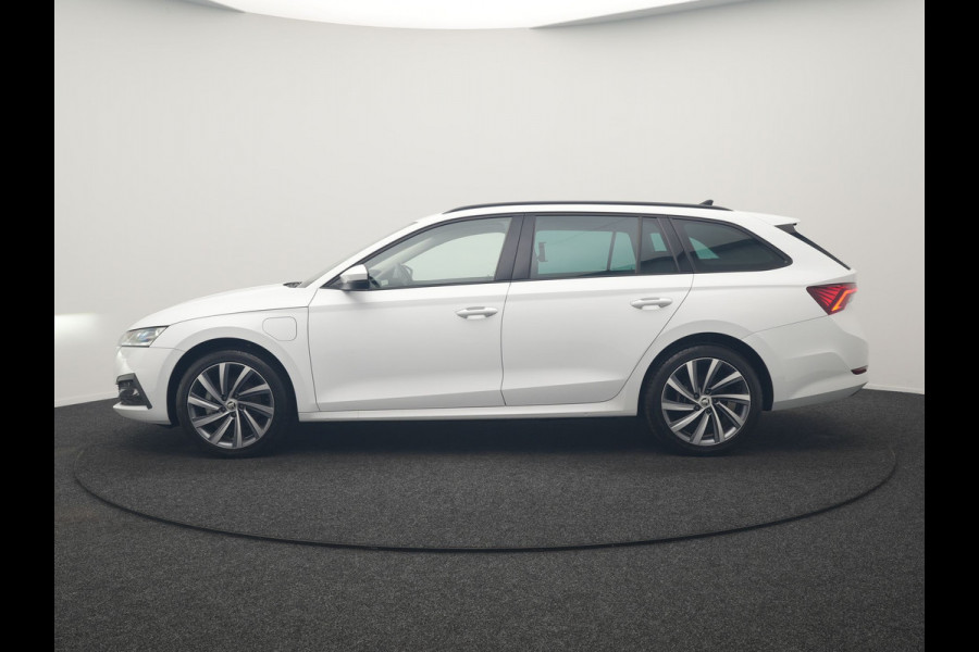 Škoda Octavia Combi 1.4 TSI iV Business Edition PHEV 204pk Dealer O.H | Trekhaak Af Fabriek | Adaptive Cruise | Camera | Stoelmassage | Sportstoelen & Stuur Verwarmd | Keyless | Sfeerverlichting | Crystal LED | Apple Carplay |  Navigatie | 18"L.M | Plug In Hybrid