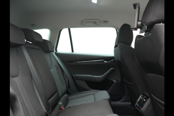 Škoda Octavia Combi 1.4 TSI iV Business Edition PHEV 204pk Dealer O.H | Trekhaak Af Fabriek | Adaptive Cruise | Camera | Stoelmassage | Sportstoelen & Stuur Verwarmd | Keyless | Sfeerverlichting | Crystal LED | Apple Carplay |  Navigatie | 18"L.M | Plug In Hybrid