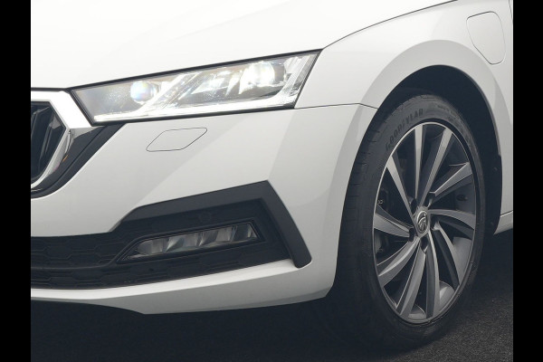 Škoda Octavia Combi 1.4 TSI iV Business Edition PHEV 204pk Dealer O.H | Trekhaak Af Fabriek | Adaptive Cruise | Camera | Stoelmassage | Sportstoelen & Stuur Verwarmd | Keyless | Sfeerverlichting | Crystal LED | Apple Carplay |  Navigatie | 18"L.M | Plug In Hybrid