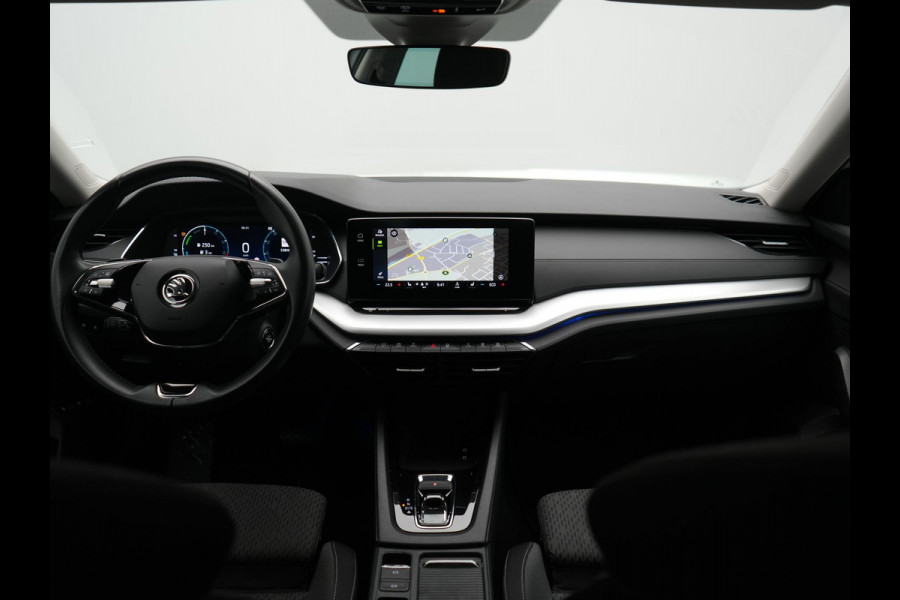 Škoda Octavia Combi 1.4 TSI iV Business Edition PHEV 204pk Dealer O.H | Trekhaak Af Fabriek | Adaptive Cruise | Camera | Stoelmassage | Sportstoelen & Stuur Verwarmd | Keyless | Sfeerverlichting | Crystal LED | Apple Carplay |  Navigatie | 18"L.M | Plug In Hybrid