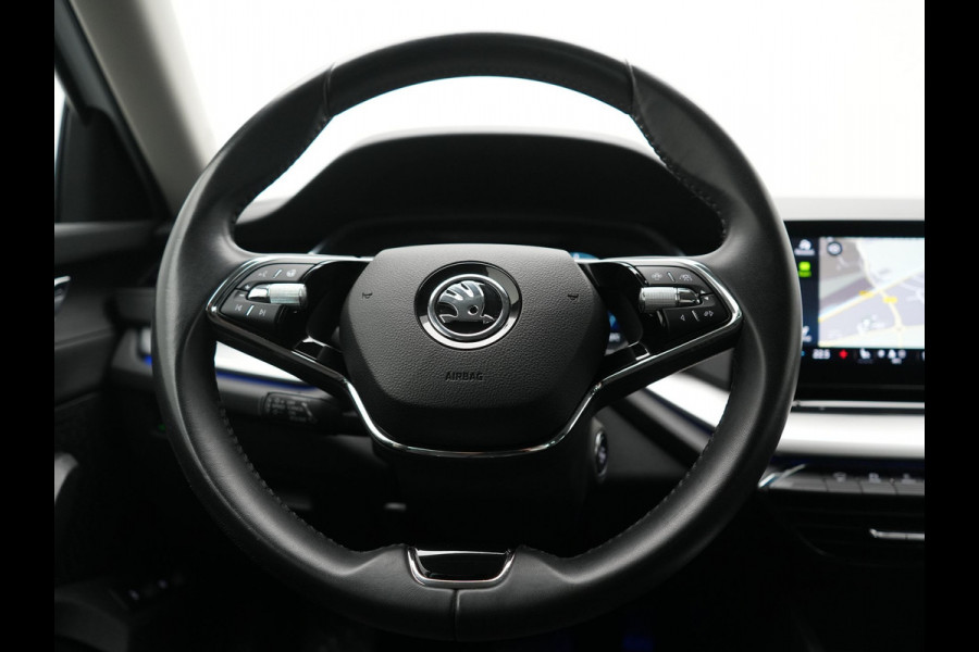 Škoda Octavia Combi 1.4 TSI iV Business Edition PHEV 204pk Dealer O.H | Trekhaak Af Fabriek | Adaptive Cruise | Camera | Stoelmassage | Sportstoelen & Stuur Verwarmd | Keyless | Sfeerverlichting | Crystal LED | Apple Carplay |  Navigatie | 18"L.M | Plug In Hybrid