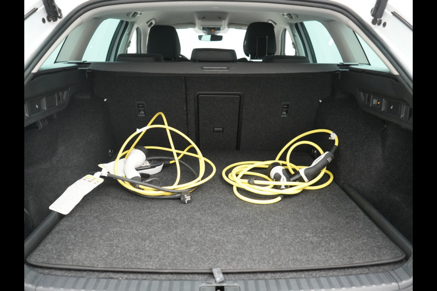 Škoda Octavia Combi 1.4 TSI iV Business Edition PHEV 204pk Dealer O.H | Trekhaak Af Fabriek | Adaptive Cruise | Camera | Stoelmassage | Sportstoelen & Stuur Verwarmd | Keyless | Sfeerverlichting | Crystal LED | Apple Carplay |  Navigatie | 18"L.M | Plug In Hybrid
