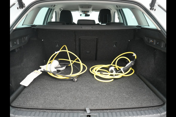Škoda Octavia Combi 1.4 TSI iV Business Edition PHEV 204pk Dealer O.H | Trekhaak Af Fabriek | Adaptive Cruise | Camera | Stoelmassage | Sportstoelen & Stuur Verwarmd | Keyless | Sfeerverlichting | Crystal LED | Apple Carplay |  Navigatie | 18"L.M | Plug In Hybrid