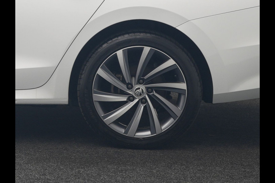 Škoda Octavia Combi 1.4 TSI iV Business Edition PHEV 204pk Dealer O.H | Trekhaak Af Fabriek | Adaptive Cruise | Camera | Stoelmassage | Sportstoelen & Stuur Verwarmd | Keyless | Sfeerverlichting | Crystal LED | Apple Carplay |  Navigatie | 18"L.M | Plug In Hybrid