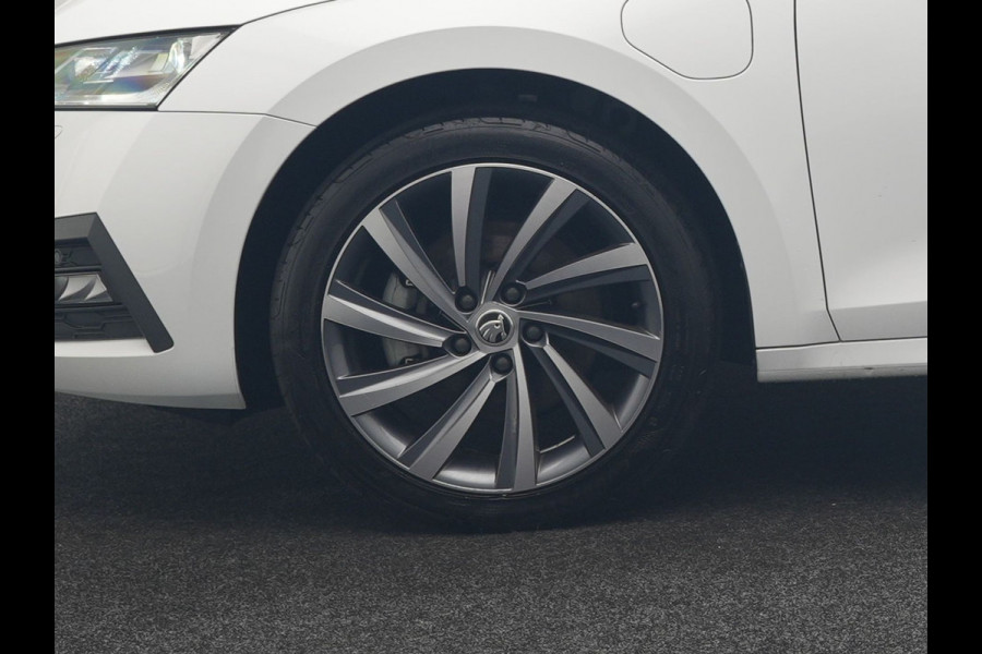 Škoda Octavia Combi 1.4 TSI iV Business Edition PHEV 204pk Dealer O.H | Trekhaak Af Fabriek | Adaptive Cruise | Camera | Stoelmassage | Sportstoelen & Stuur Verwarmd | Keyless | Sfeerverlichting | Crystal LED | Apple Carplay |  Navigatie | 18"L.M | Plug In Hybrid