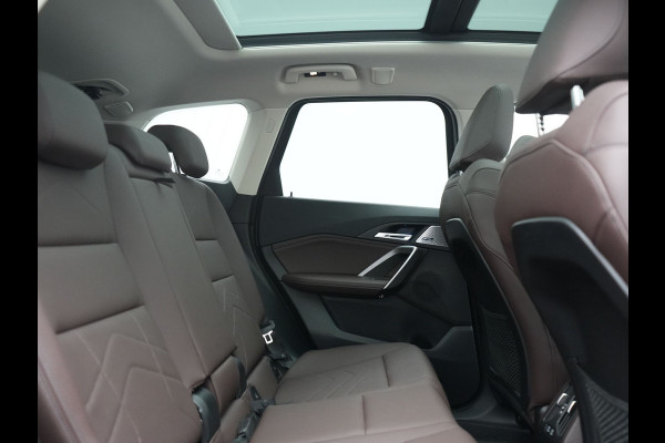 BMW iX1 xDrive30 X Line 67 kWh 313pk Dealer O.H. | Trekhaak Af Fabriek | Panodak | Head Up | Adaptive Cruise | 360 Camera | Harman / Kardon | Lederen Sportstoelen Massage & Memory | Keyless | Sfeerverlichting | Stoelen & Stuur Verwarmd | Apple Carplay | Widescreen Navi | DAB | 19"L.M |