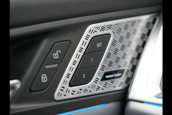 BMW iX1 xDrive30 X Line 67 kWh 313pk Dealer O.H. | Trekhaak Af Fabriek | Panodak | Head Up | Adaptive Cruise | 360 Camera | Harman / Kardon | Lederen Sportstoelen Massage & Memory | Keyless | Sfeerverlichting | Stoelen & Stuur Verwarmd | Apple Carplay | Widescreen Navi | DAB | 19"L.M |