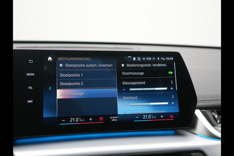 BMW iX1 xDrive30 X Line 67 kWh 313pk Dealer O.H. | Trekhaak Af Fabriek | Panodak | Head Up | Adaptive Cruise | 360 Camera | Harman / Kardon | Lederen Sportstoelen Massage & Memory | Keyless | Sfeerverlichting | Stoelen & Stuur Verwarmd | Apple Carplay | Widescreen Navi | DAB | 19"L.M |
