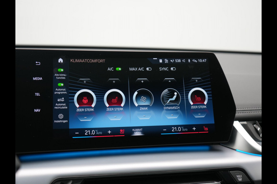 BMW iX1 xDrive30 X Line 67 kWh 313pk Dealer O.H. | Trekhaak Af Fabriek | Panodak | Head Up | Adaptive Cruise | 360 Camera | Harman / Kardon | Lederen Sportstoelen Massage & Memory | Keyless | Sfeerverlichting | Stoelen & Stuur Verwarmd | Apple Carplay | Widescreen Navi | DAB | 19"L.M |