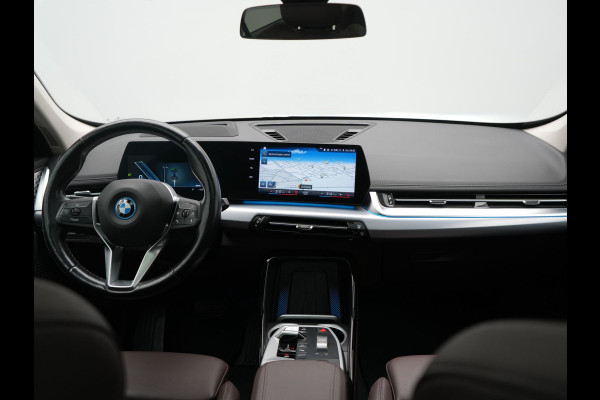 BMW iX1 xDrive30 X Line 67 kWh 313pk Dealer O.H. | Trekhaak Af Fabriek | Panodak | Head Up | Adaptive Cruise | 360 Camera | Harman / Kardon | Lederen Sportstoelen Massage & Memory | Keyless | Sfeerverlichting | Stoelen & Stuur Verwarmd | Apple Carplay | Widescreen Navi | DAB | 19"L.M |