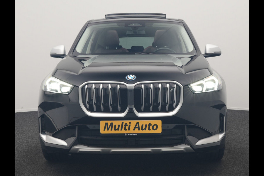 BMW iX1 xDrive30 X Line 67 kWh 313pk Dealer O.H. | Trekhaak Af Fabriek | Panodak | Head Up | Adaptive Cruise | 360 Camera | Harman / Kardon | Lederen Sportstoelen Massage & Memory | Keyless | Sfeerverlichting | Stoelen & Stuur Verwarmd | Apple Carplay | Widescreen Navi | DAB | 19"L.M |