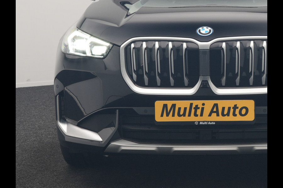 BMW iX1 xDrive30 X Line 67 kWh 313pk Dealer O.H. | Trekhaak Af Fabriek | Panodak | Head Up | Adaptive Cruise | 360 Camera | Harman / Kardon | Lederen Sportstoelen Massage & Memory | Keyless | Sfeerverlichting | Stoelen & Stuur Verwarmd | Apple Carplay | Widescreen Navi | DAB | 19"L.M |